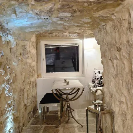 La Grotta *